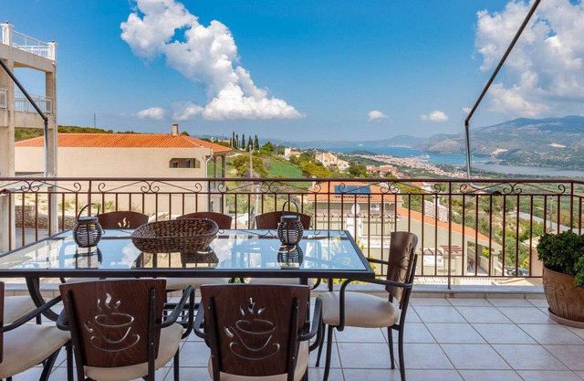 Fotis... 3-Bedroom Apartment with Panoramic Views