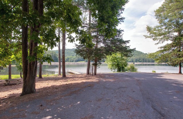 Four Bedroom home between two public boat ramps-3/4 mile to Waterfront Grocery
