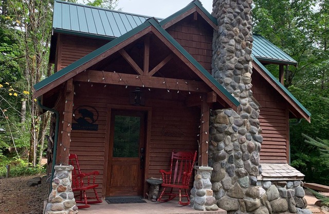 Four Seasons Cabin: 10 minutes to Mount Rainier, 20 minutes to Ski White Pass