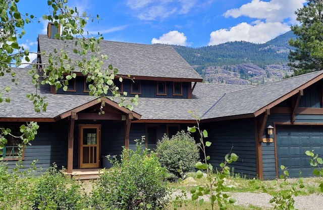 Four Sisters Lodge 3 Bedroom Option-Dog Friendly, Walk to Ski Trail!
