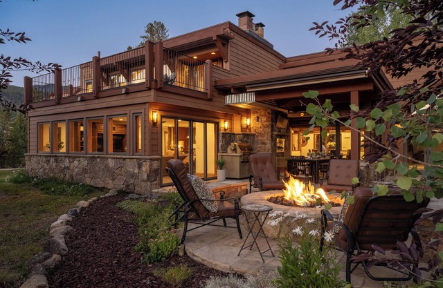 🏔️ Four Sisters Mountain Haven: Luxury, Hot Tub, Near Ski Lift & Village, $0 Cleaning & Pet Fee