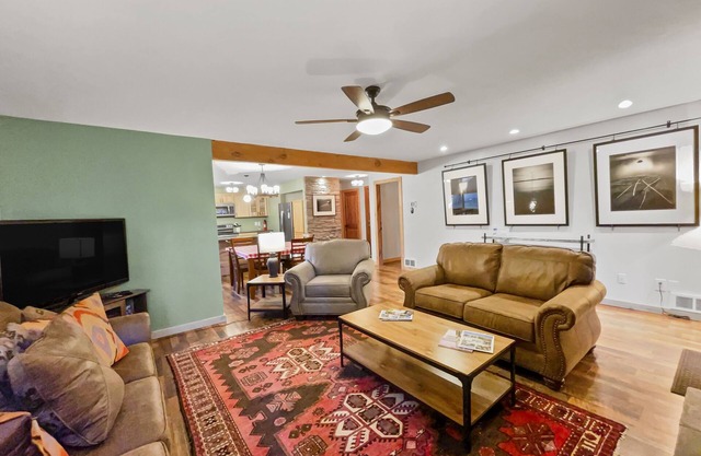 Fourth Sister Retreat - Great location with fireplace, community pool & hot tub