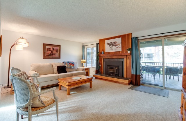 Fourth Sisters Escape sleeps 6 ground level condo w/community pool and spa
