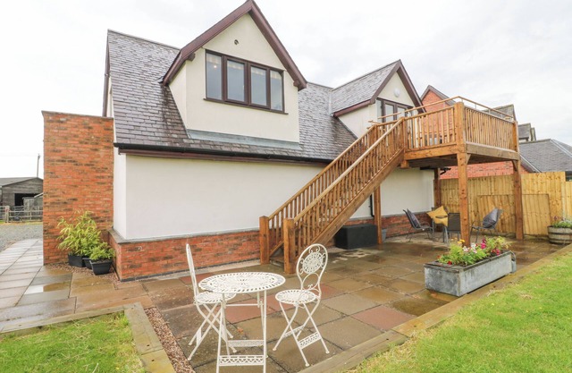 FOURWAYS LOFT, romantic, character holiday cottage in Kibworth