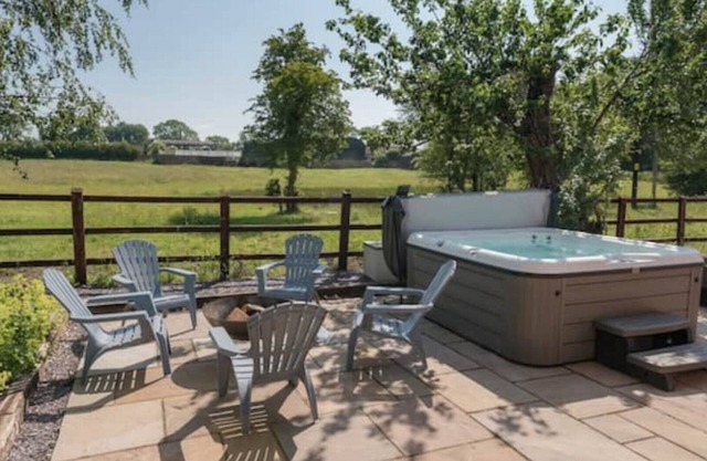 Fox&Hare cottages sleeps 16 with hot tub, fishing and wild swimming