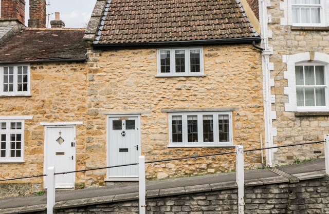 FOXDEN, family friendly, character holiday cottage in Sherborne