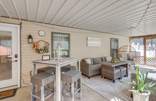 'Foxes Den' w/Hot Tub, Pool Table & Fire Pit!