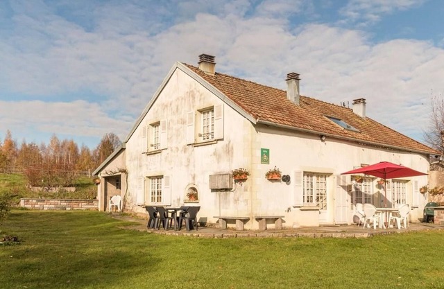 Rustic house for 5 with fireplace and garden