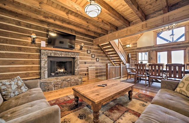 Franklin Cabin w/Hot Tub + Pool Table!