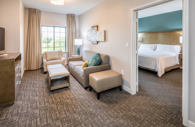 Free Breakfast. Outdoor Pool. Gym. King Suite w/Kitchen!