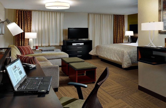 Free Breakfast. Pool & Hot Tub. Gym. Great for Business Travelers!