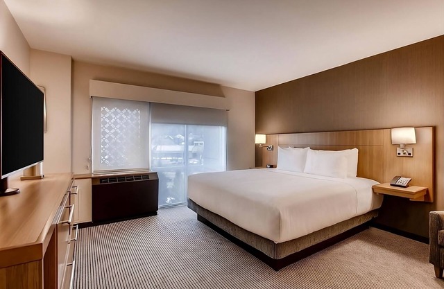 Free Breakfast to Fuel Your Ski Day! Hot Tub, Pets Adored, Shuttle Ease!