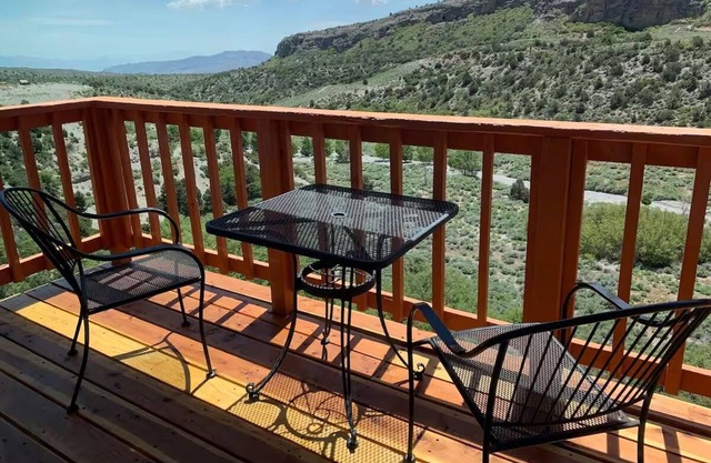 Free Parking, Pet-Friendly Comfort & Year-Round Entertainment in the Pines