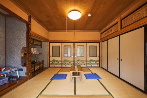 Free shuttle service,Free bag,Large screen movies,BBQ, Popcorn-making activity, more than 20 people possible