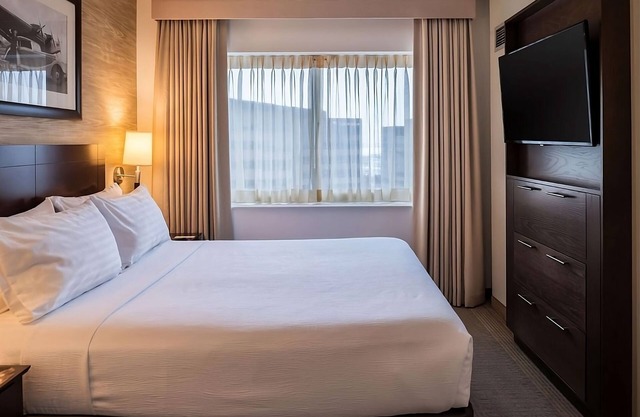 Free Shuttle to Chicago O'Hare Intl Airport! Pet-friendly Property!