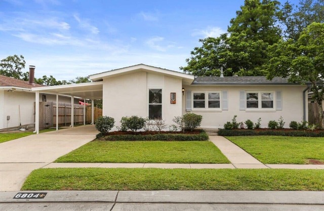 Free-standing Beauty w Covered Parking and Yard
