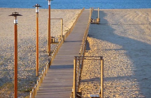 FREE WIFI / NETFLIX! APT center 1 min walk beach / river / casino !!!