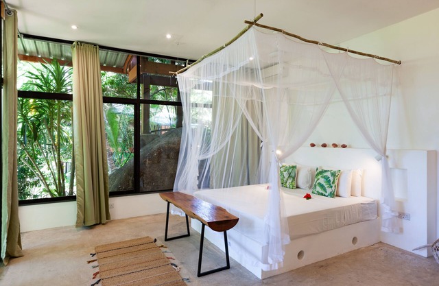 Free Wifi + Outdoor shower at La Pointe Beach Huts