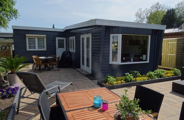 Freestanding chalet for four persons, fully furnished. Located at the water.
