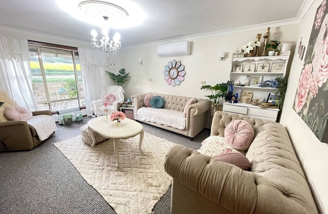 French-inspired country Farmhouse Retreat with fast Wi-Fi, 8 mins to quaint York