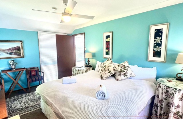 French/Italian Style Boutique The Loft Apartment @Chapmans + Breakfast + Pets