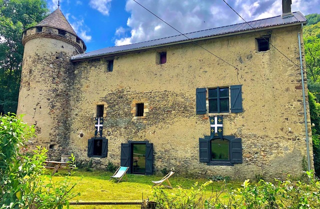 Freshness guaranteed perched castle with private river in the heart of nature