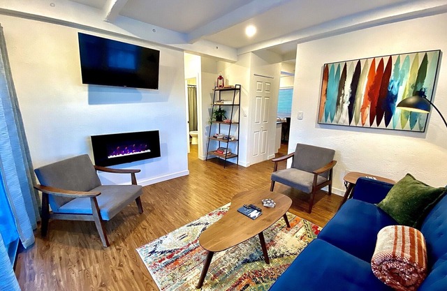 Freshly Remodeled Modern Mountain Getaway, Central Location in Summit County