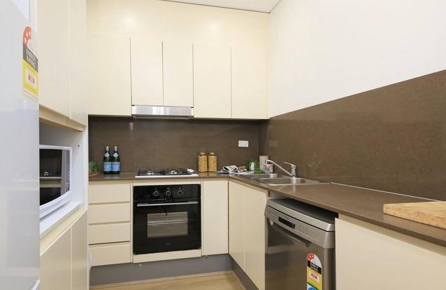Freshly Renovated Garden Apartment Walking Distance to Mascot Train Station