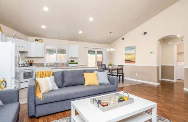 Fresno Home| Fire Pit| Sleeps 10| Quiet Community!