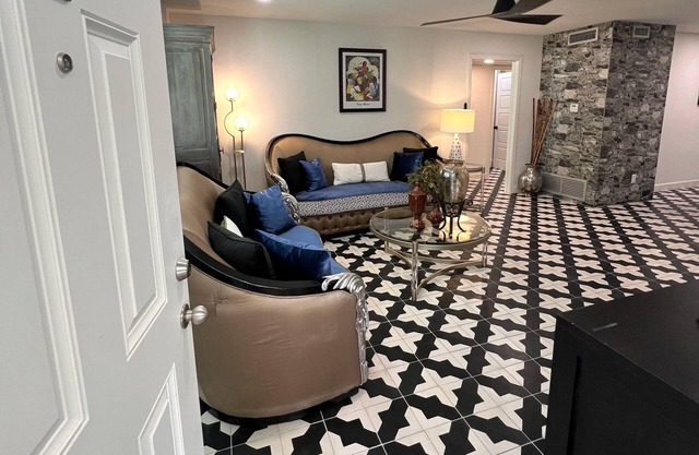 Frida Unit #2. Charming 2-bedroom apartment in delightful Corpus Christi.