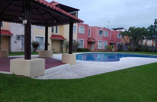 Friendly neighborhood townhouse nearby mall and, 12 mins. airport and ocean.