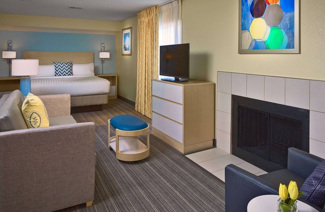Friends and Family Getaway! Full Kitchen, Free Parking, Pool, Pets Allowed