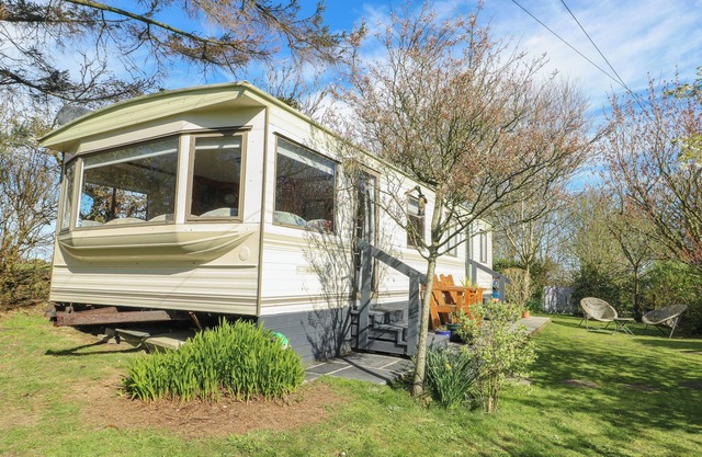 FRON DDERW CARAVAN, family friendly, with a garden in Llanfechell