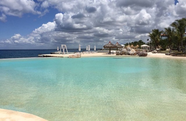 FRONT CARIBBEAN OCEAN , APARTMENT WITH GARDEN & POOLS & OCEAN ENTRYS