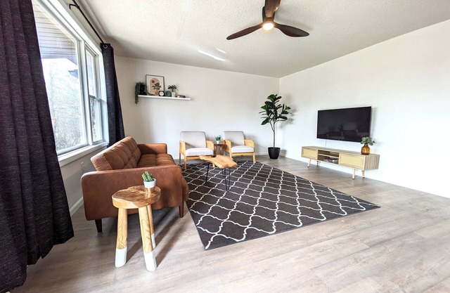 Full 3-bedroom house with entertainment room. 5 minutes to FLW front gate.
