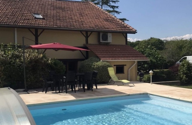 Fully equipped country house with pool access