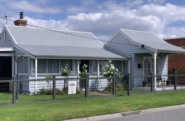 Fully equipped Seaside Home on the foreshore. 4 Bedrooms. Popular location.