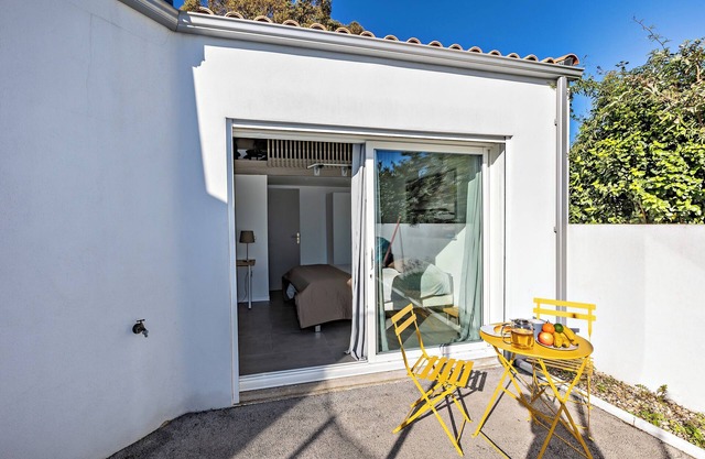 Fully Equipped Studio with Sports Equipment, Shared Terrace and Garden