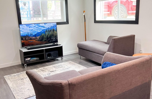 Fully furnished 2 bedroom modern farmhouse style (Family-Friendly)