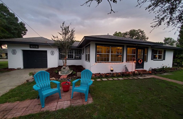 Fully Furnished Entire house, fenced yard.Pets OK. 30 min to Legoland