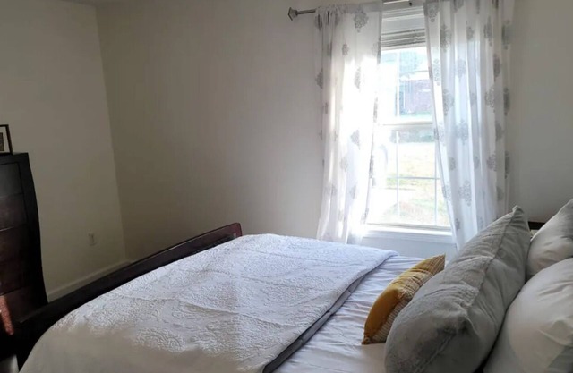 Fully furnished home, sleeps 8