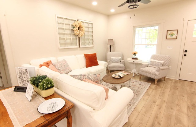 Fully Remodeled! Three minute WALK to the Pioneer Woman Merc!