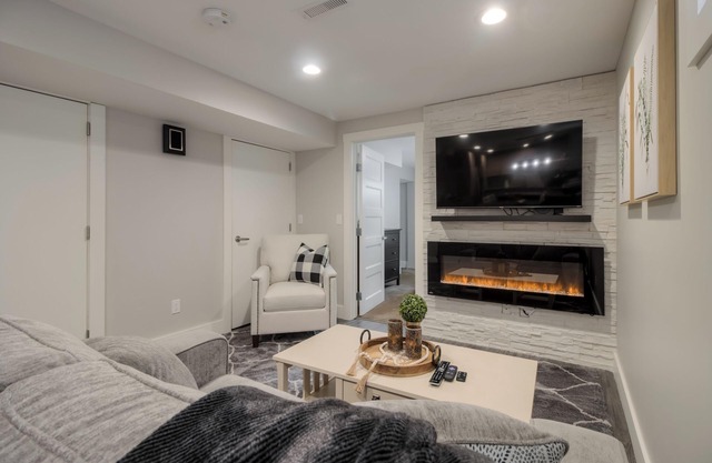 Fully Reno'd 2 Bedroom, 2 Bath Legal Basement Suite. Heart of the Southside