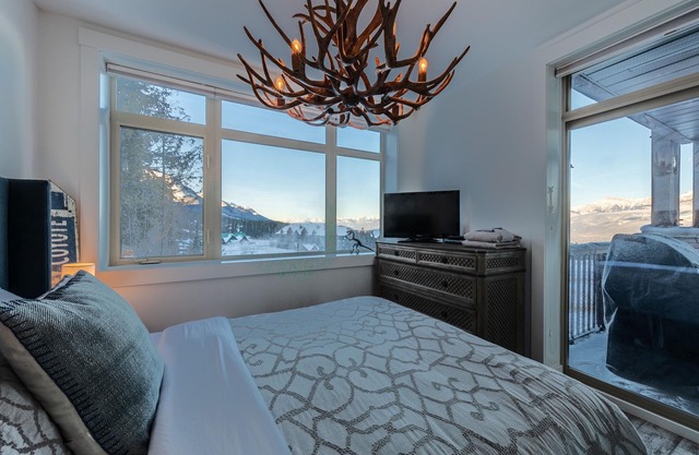 Fully Renovated ski in/ski out Loft with Private Hot Tub