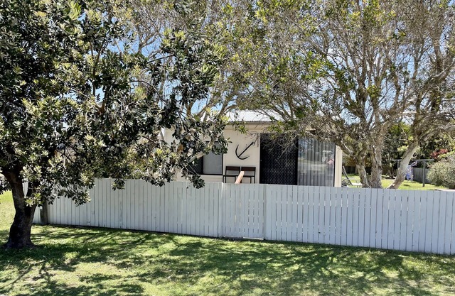 Fully renovated traditional beach cottage opposite ocean