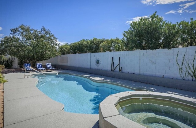 Fully Updated 4Bedroom House with PRIVATE POOL & HOT TUB-Close to Sombrero Peak!