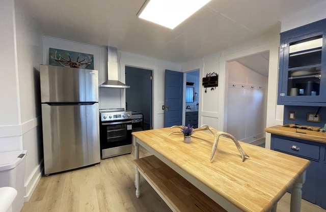 Fun & Charming 3-bedroom house with WiFi, AC and deck in delightful McGill