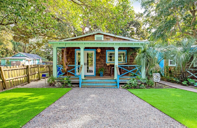 Fun dog-friendly getaway near the beach with yard, kitchenette & WiFi