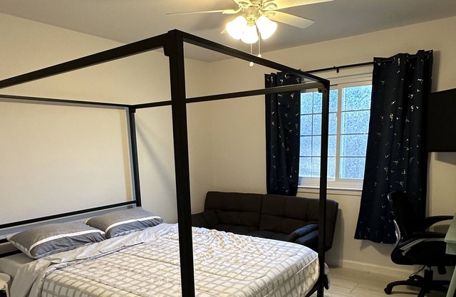 Fun Party-Friendly House Minutes from the Domain,