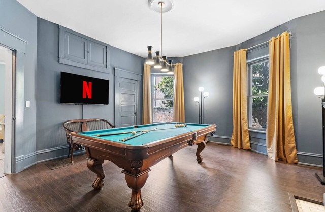 Fun Spacious 5 Bdrm Estate w/Theater, Billiard Parlor, Speakeasy Bar & Poker Rm